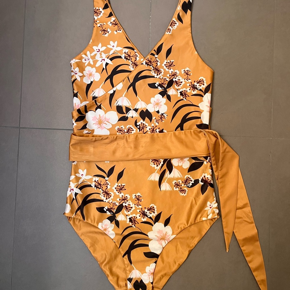Floral Baiia 4-Piece Swimsuit in Yellow and Black